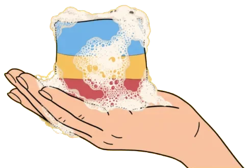 Mână care ține un săpun tricolor plin de spumă